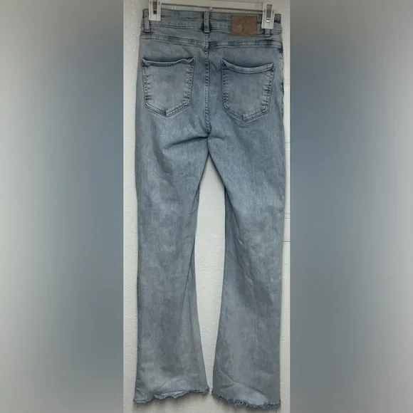 Zara High Rise Slim Fit Straight Leg Jeans in Light Blue Acid Wash - Picture 2 of 11